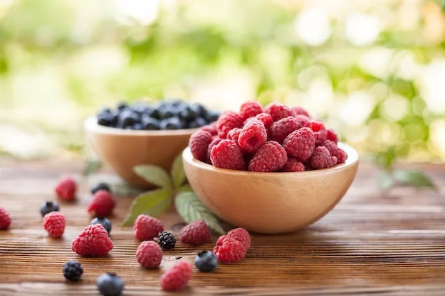 how much fiber per day? bowl of berries. 